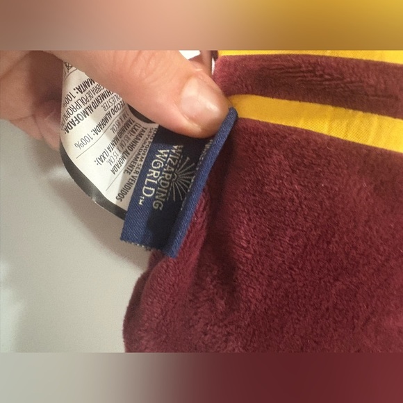 Harry Potter travel neck pillow and blanket - unique pillow for gryffindor fan - Picture 7 of 8